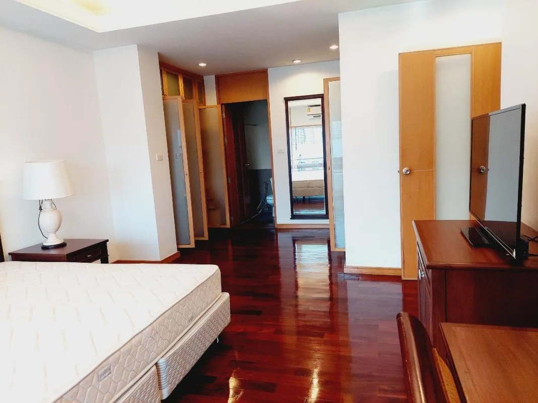 Esmeralda Apartments — photo 11