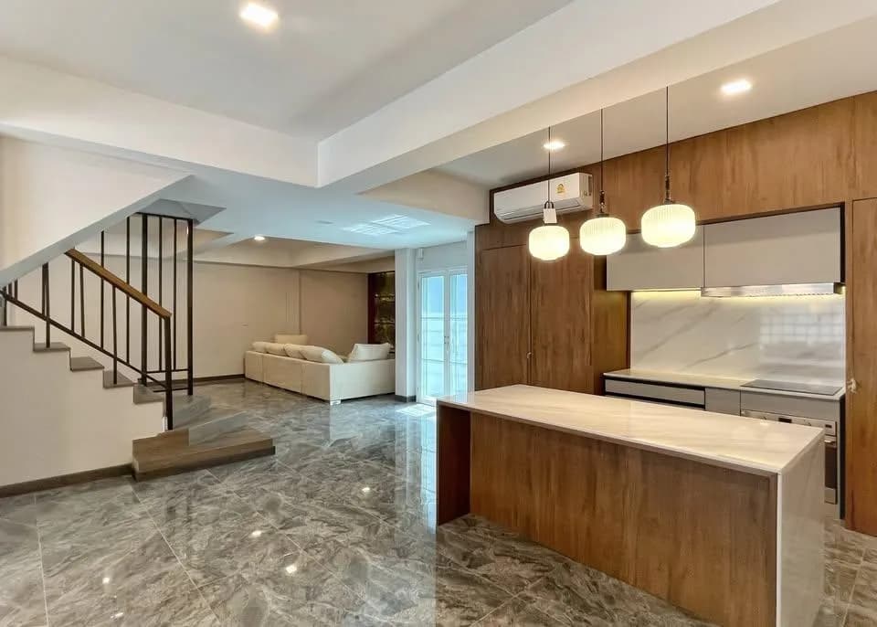 White Mansion — photo 3