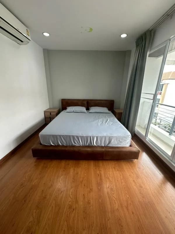 Baan Klang Muang Sathorn-taksin 2 — photo 8