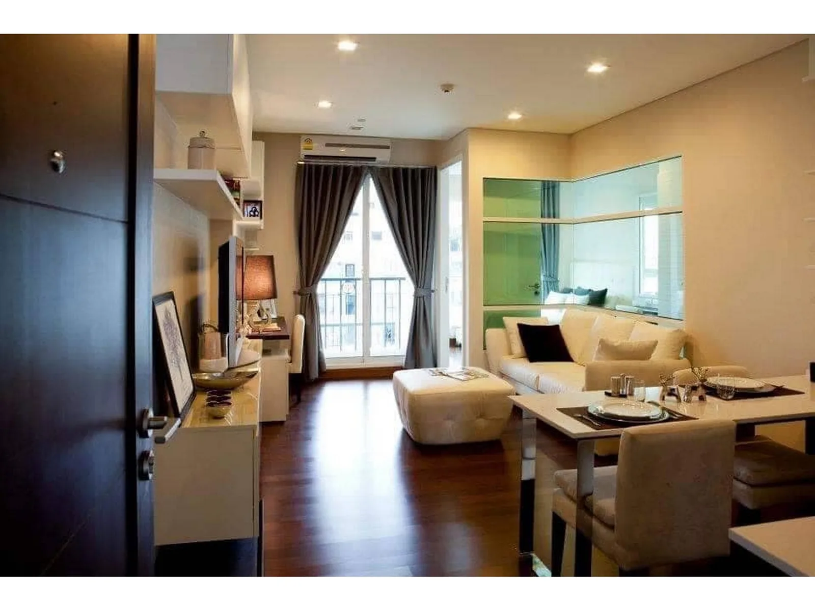 Ivy Thonglor — photo 1