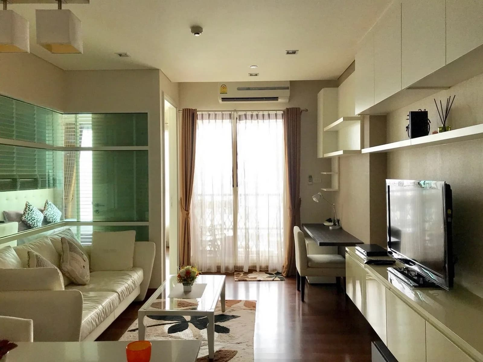 Ivy Thonglor — photo 1