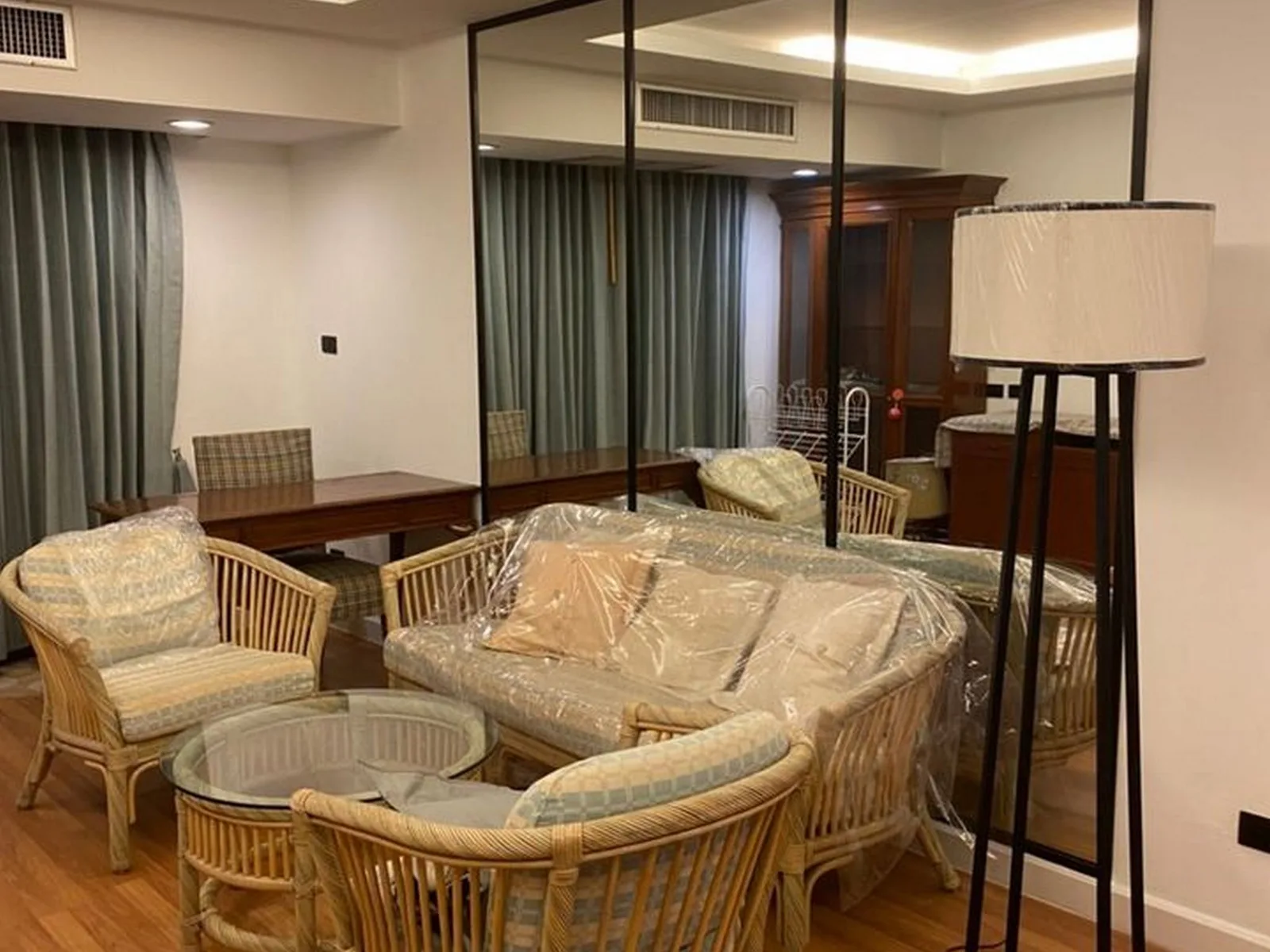 Varasupha Executive Place Phaholyothin 1 — photo 1