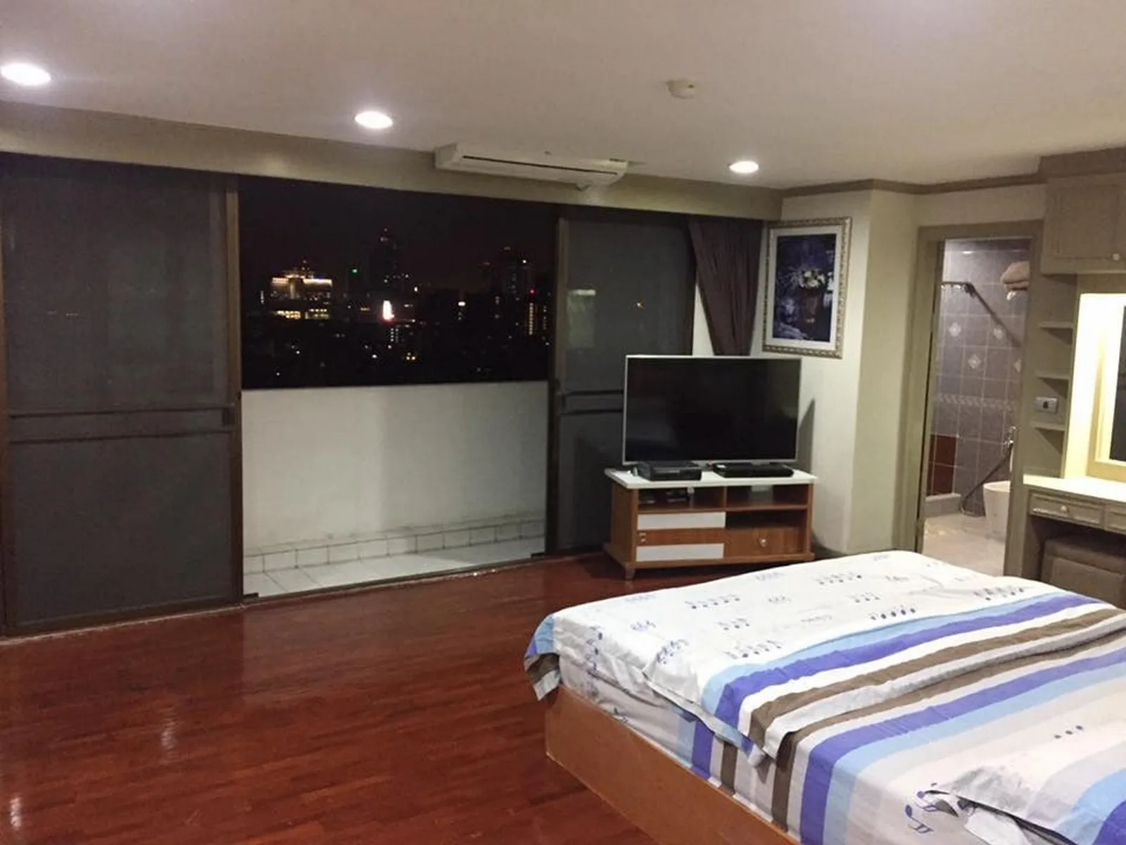 Empire House — photo 5