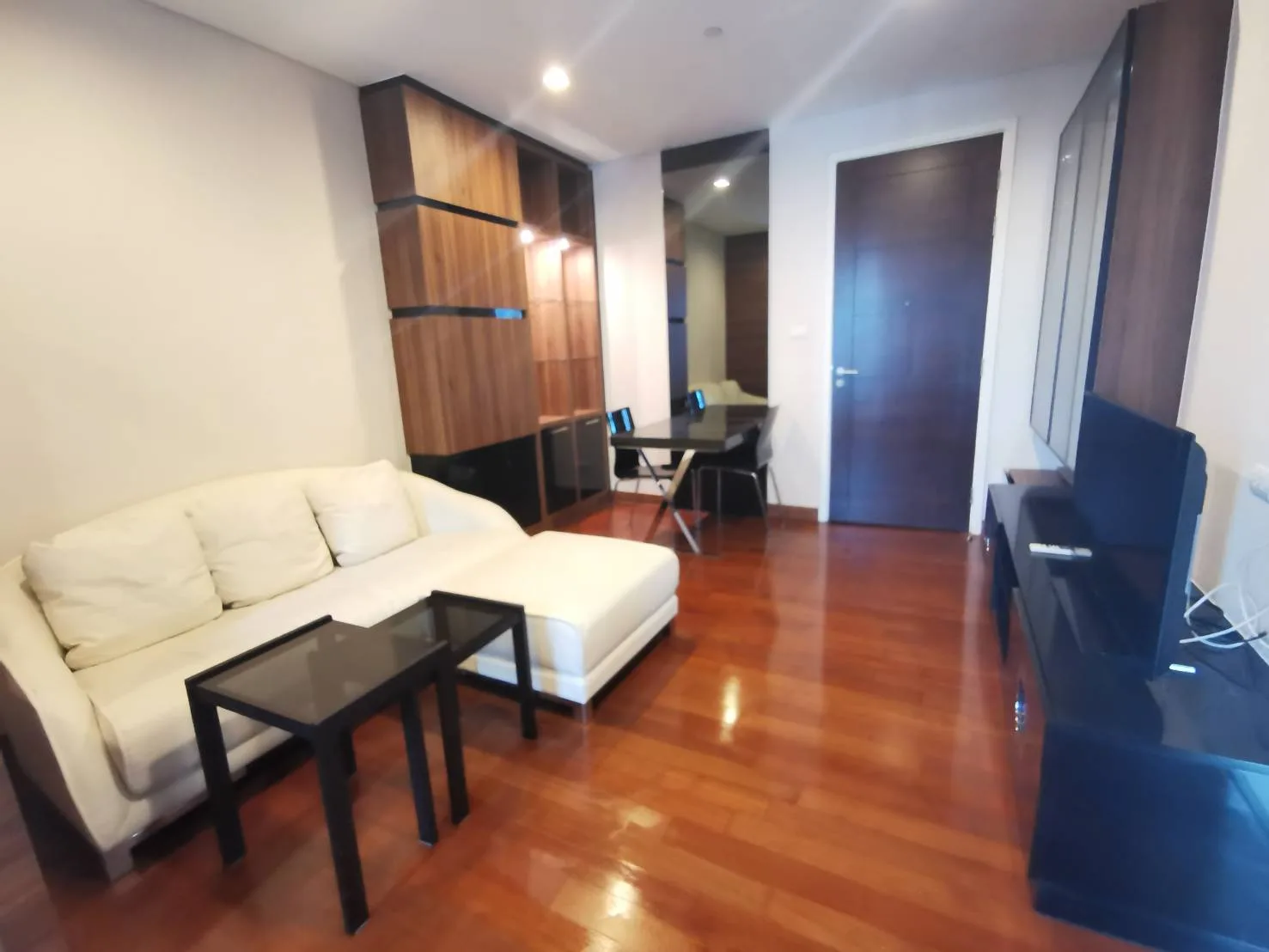 Ivy Thonglor — photo 1
