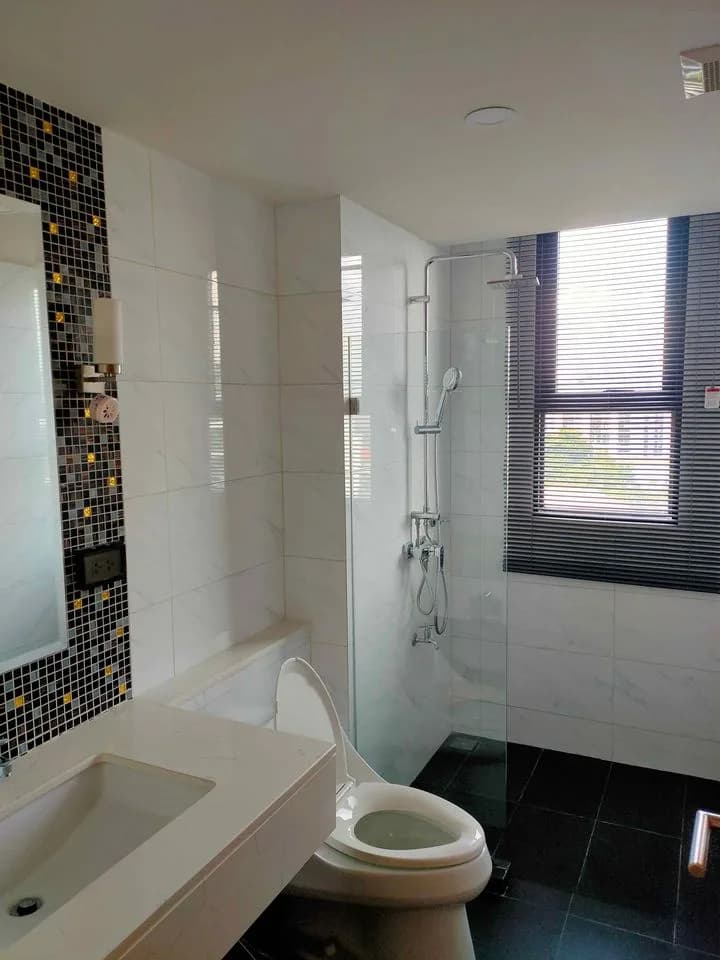 D'Rouvre Condominium — photo 8