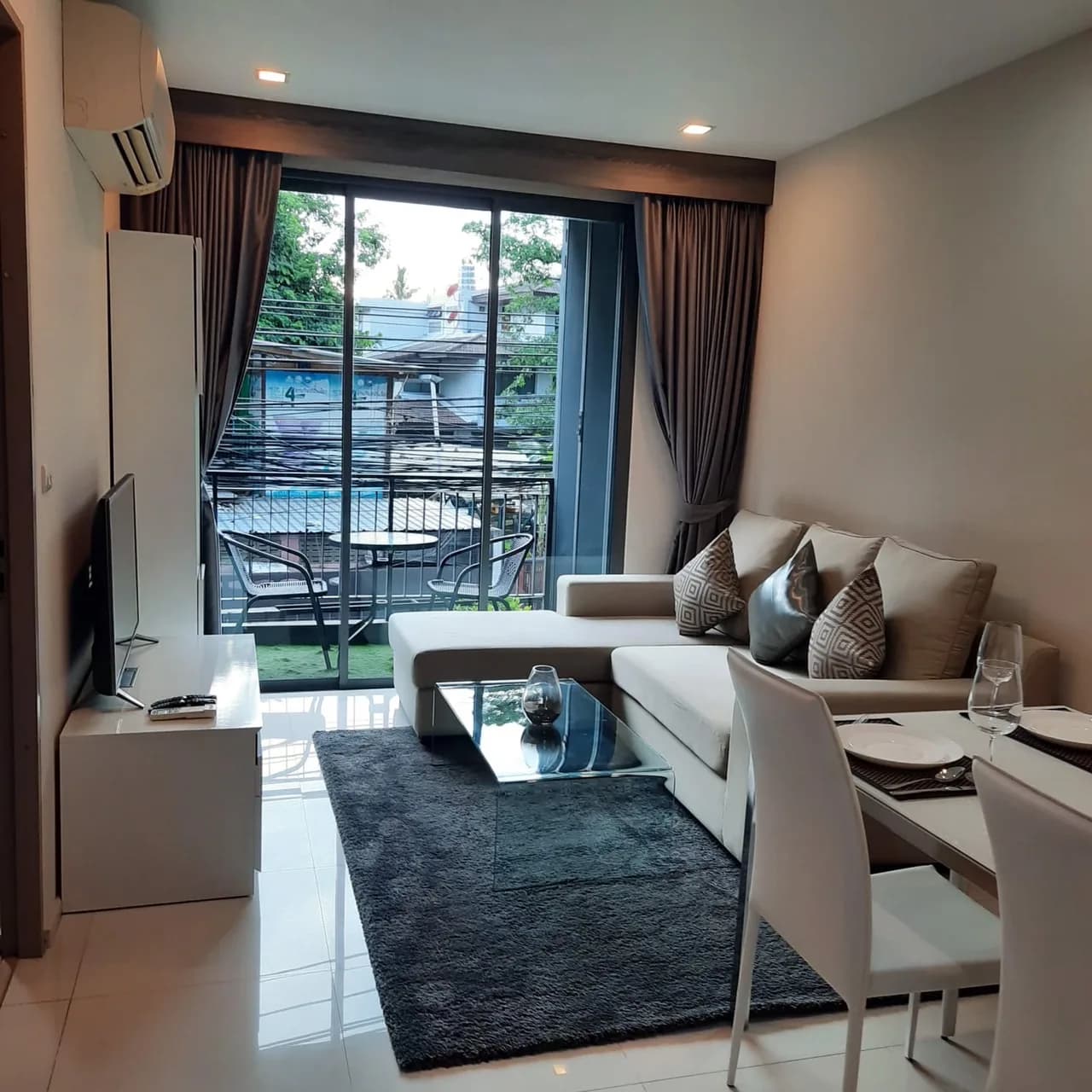 Trapezo Sukhumvit 16 — photo 2
