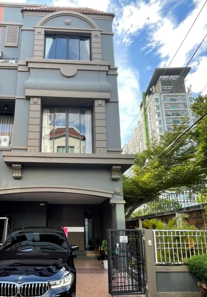 Baan Klang Meuang British Town Srinakarin — photo 10