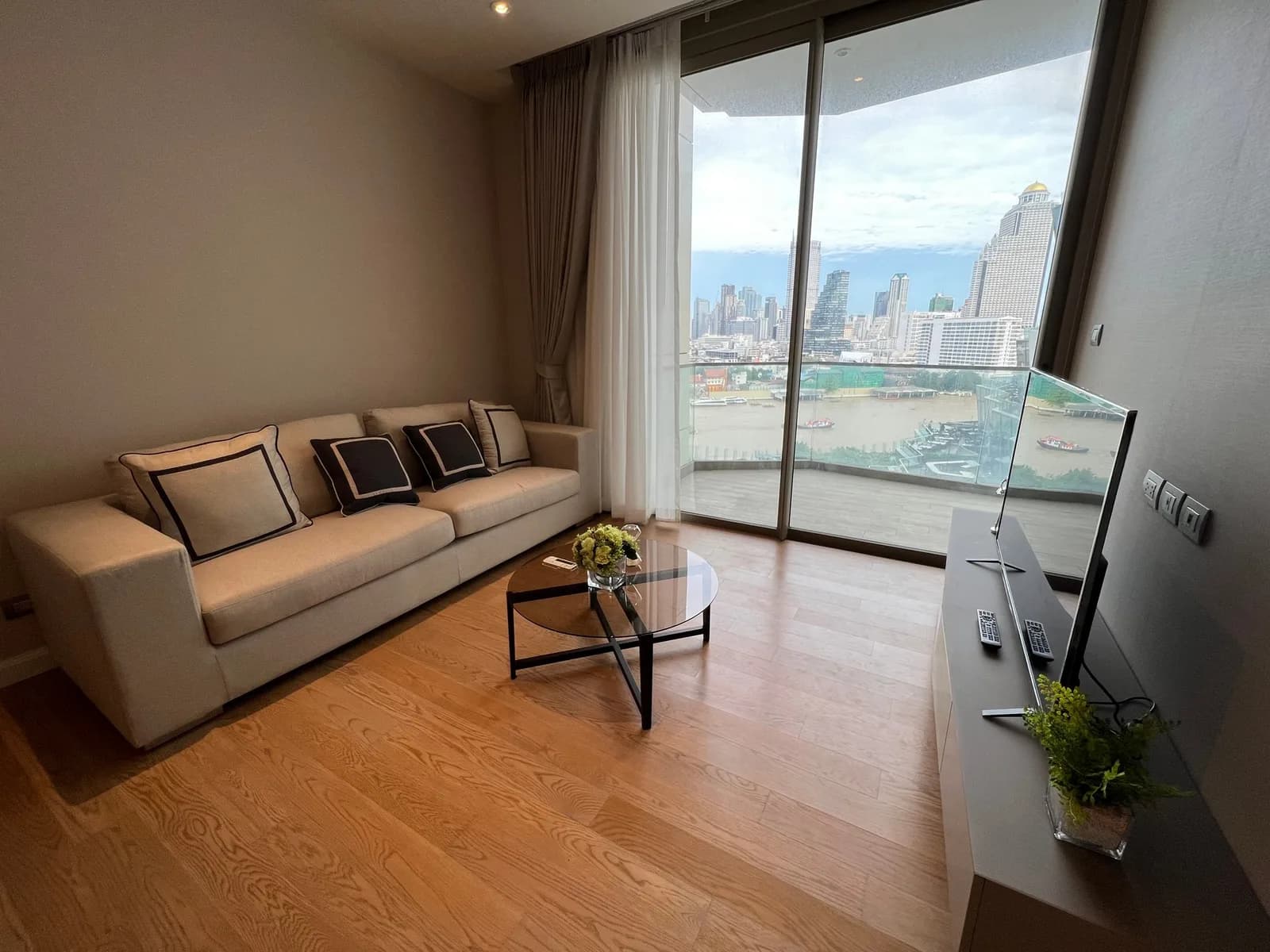 Magnolias Waterfront Residences — photo 1