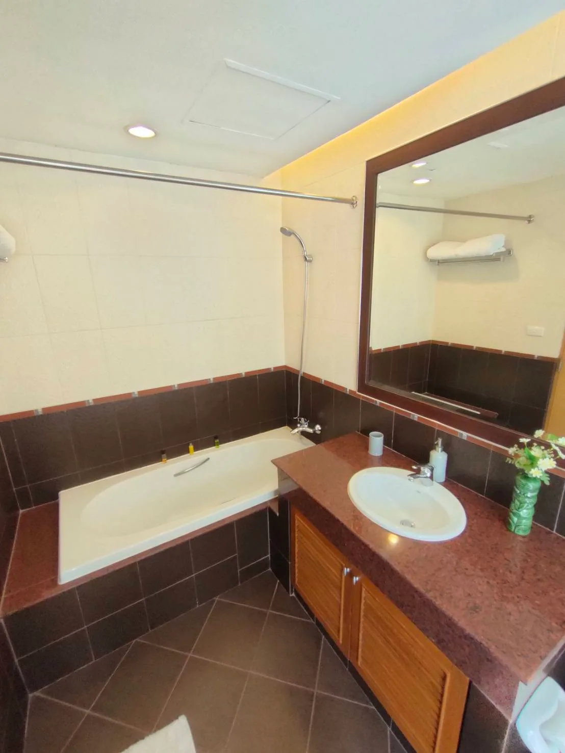 Esmeralda Apartments — photo 10
