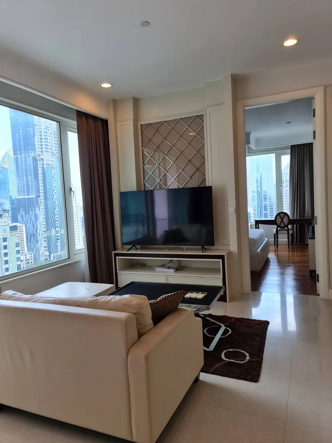 Q Langsuan — photo 1