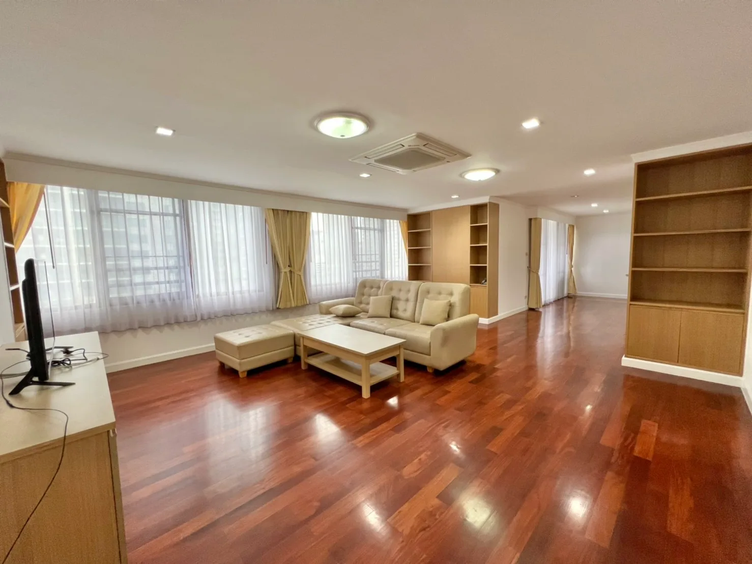 Acadamia Grand Tower — photo 1