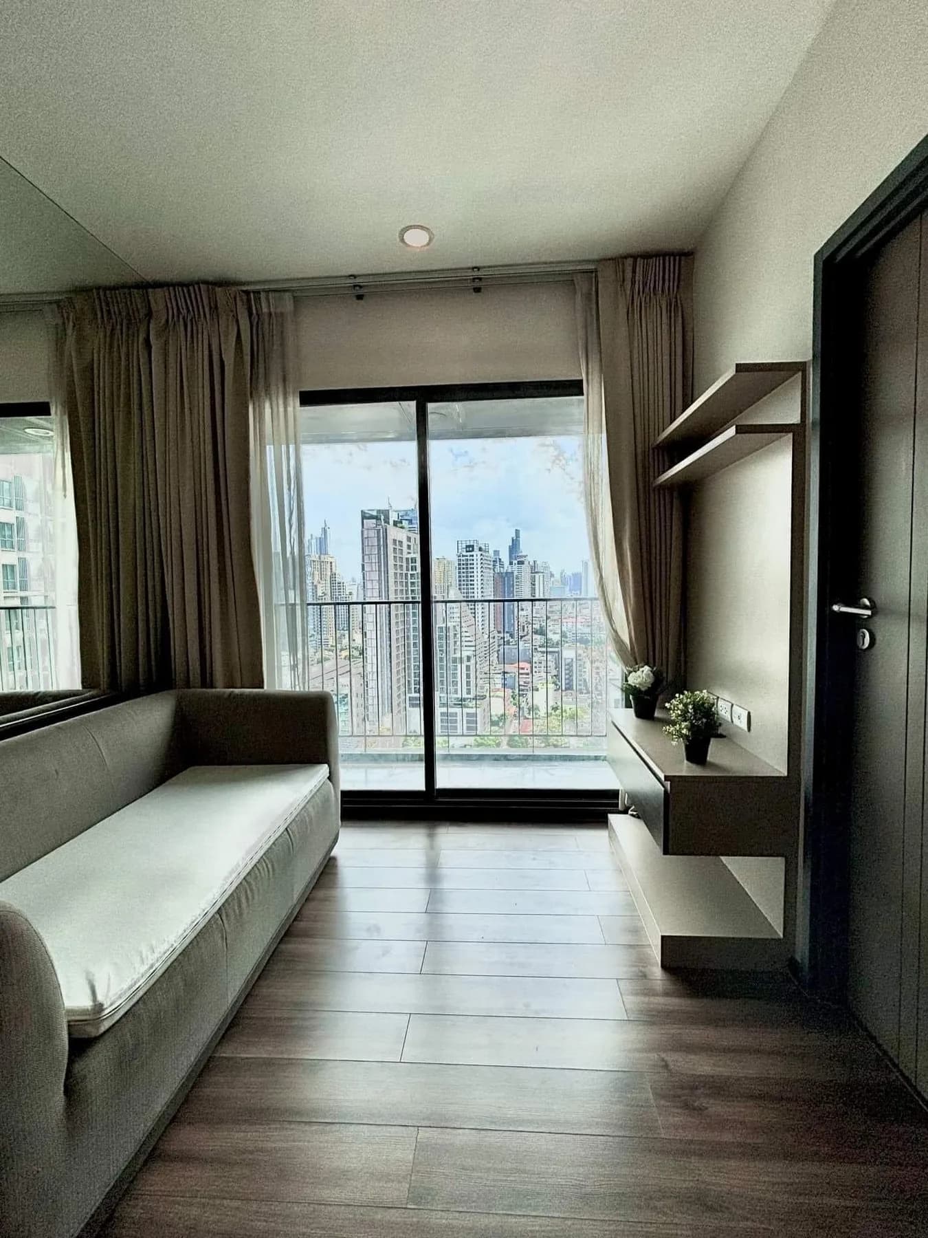 Teal Sathorn-taksin — photo 2