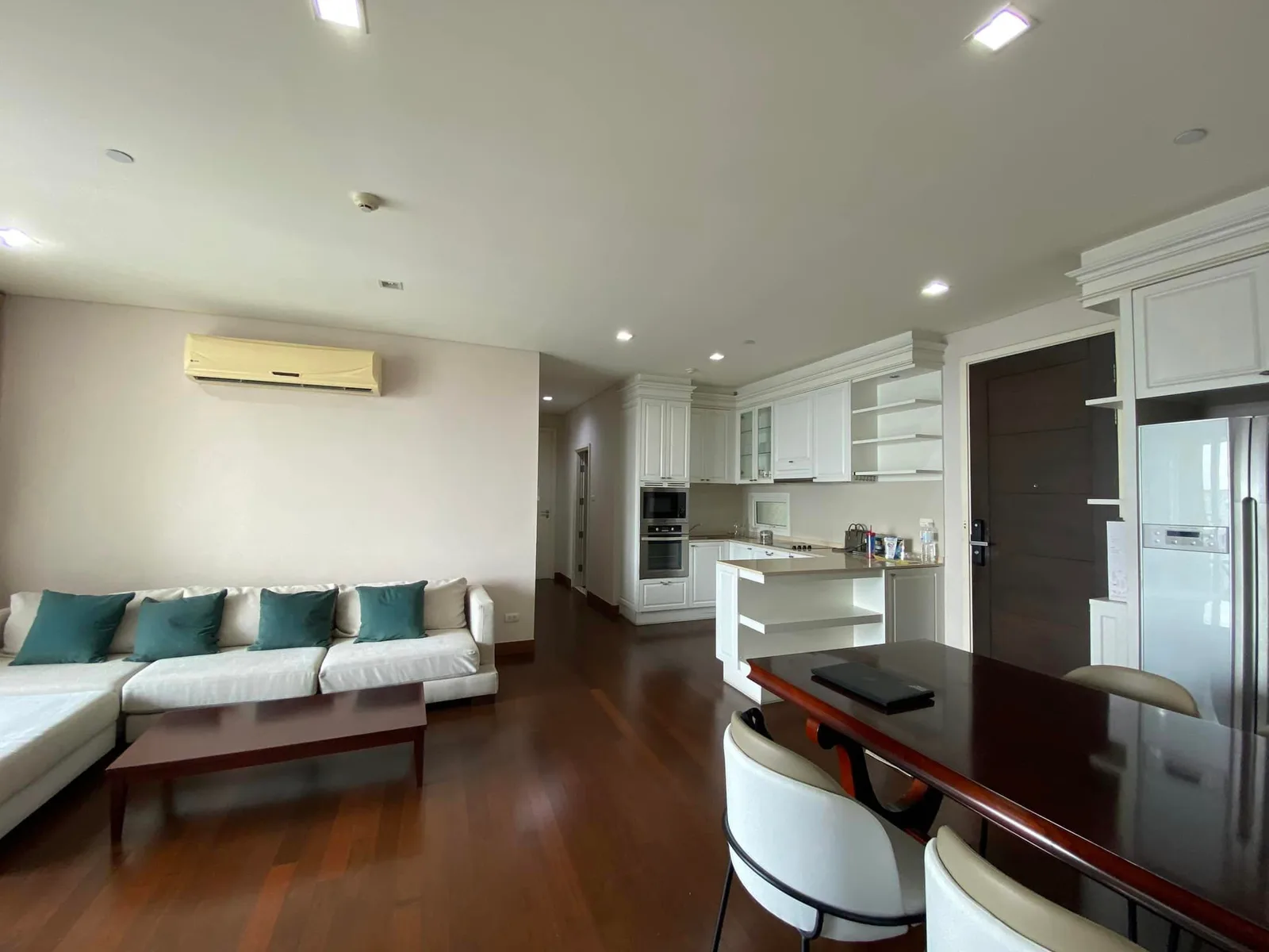 Ivy Thonglor — photo 2