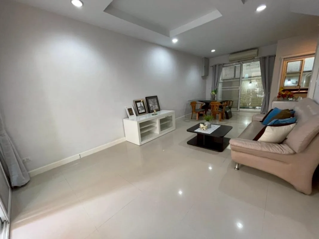 Baan Klang Krung Sathon - Charoenrat — photo 5