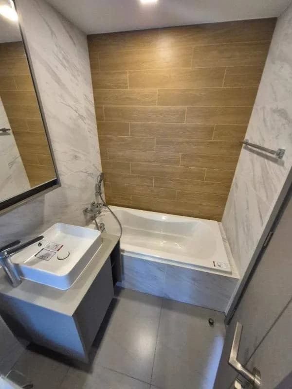 Taka Haus Ekamai 12 — photo 10