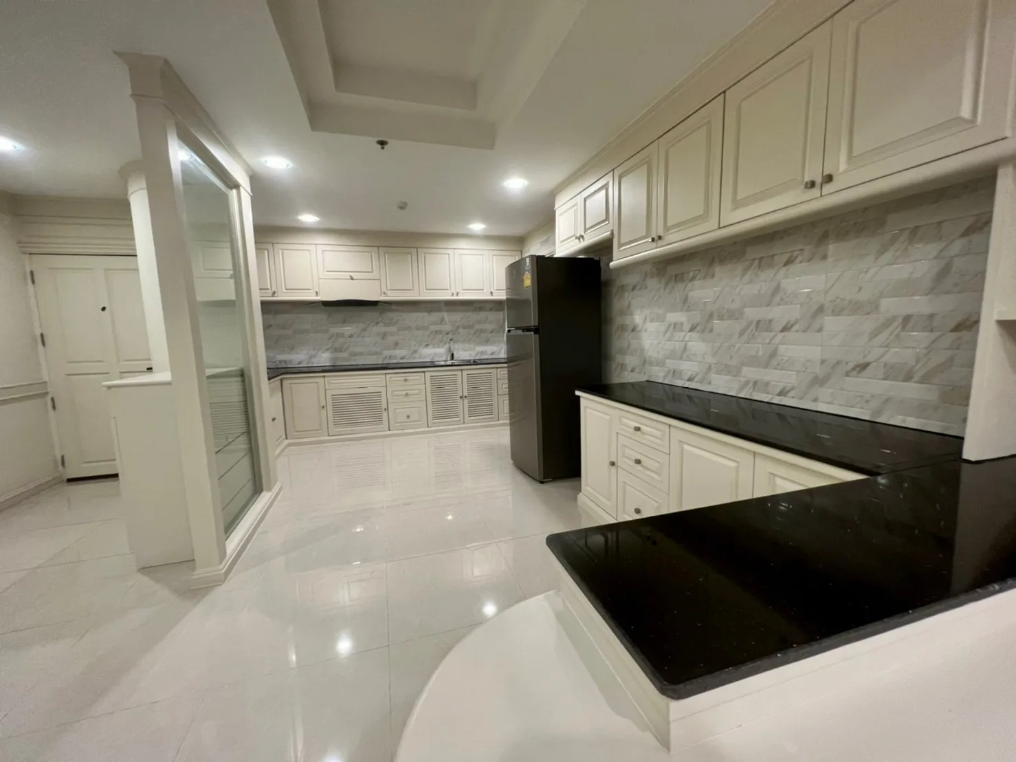 M Tower Apartment — photo 8