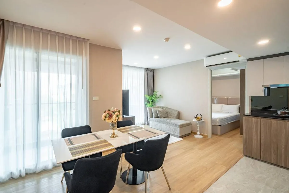 Lloyd Soonvijai-thonglor — photo 1