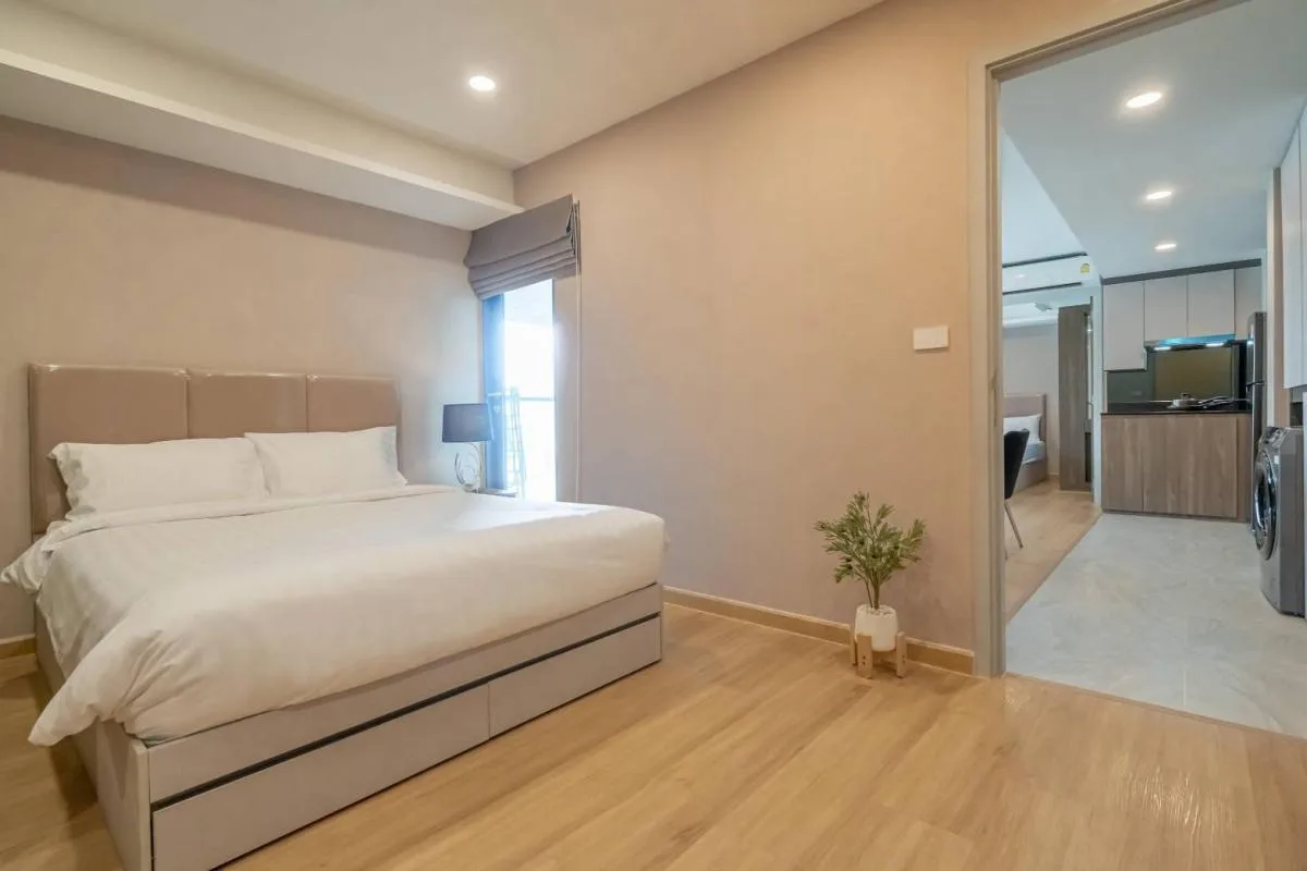 Lloyd Soonvijai-thonglor — photo 9