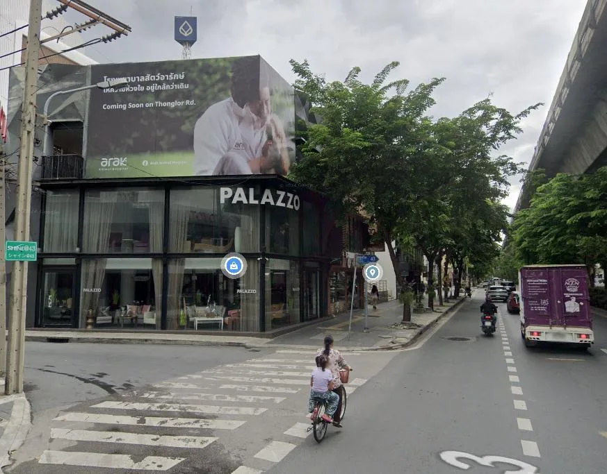 Commercial Building Sukhumvit 43 — photo 2