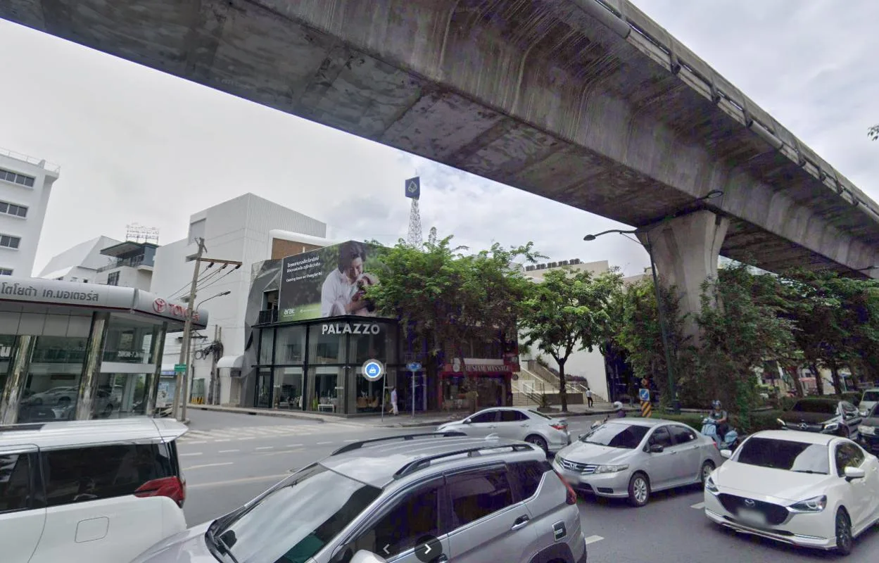 Commercial Building Sukhumvit 43 — photo 4