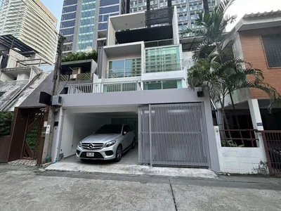 Office 43/6 Soi Suk 11