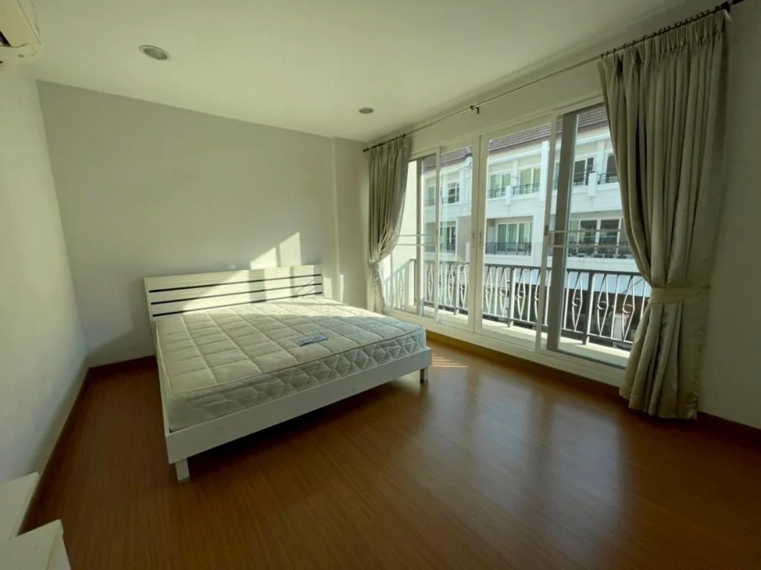 Baan Klang Krung Sathon - Charoenrat — photo 11
