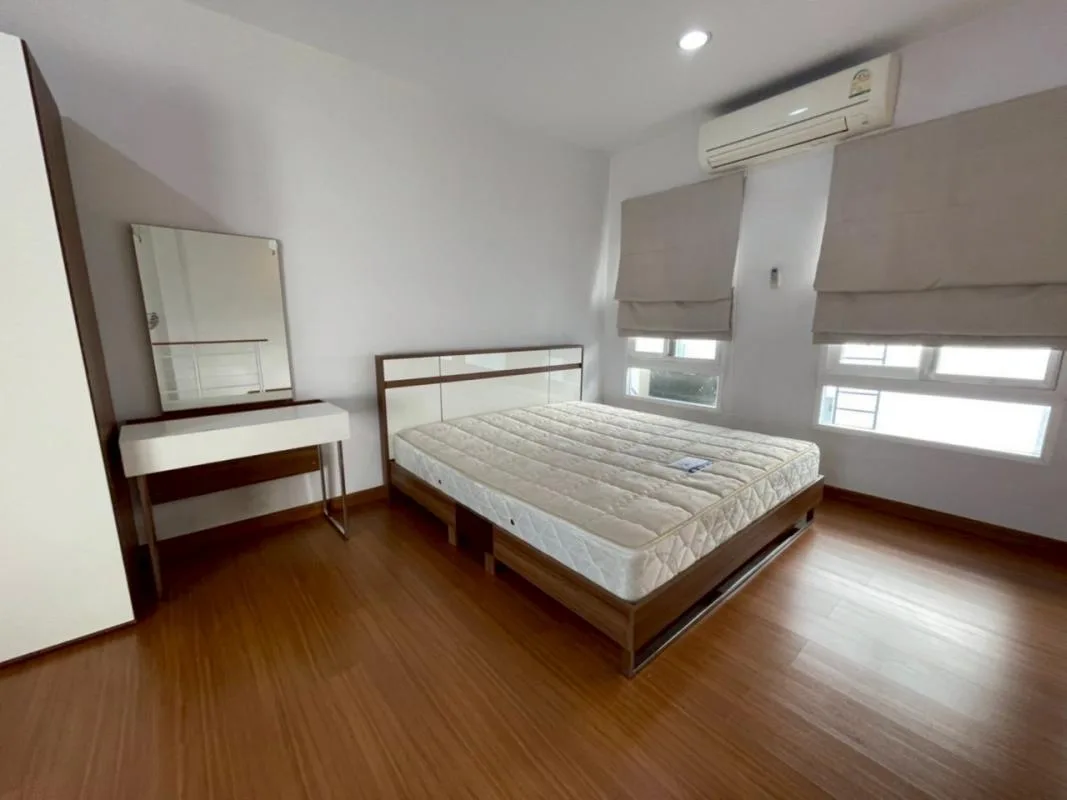 Baan Klang Krung Sathon - Charoenrat — photo 12