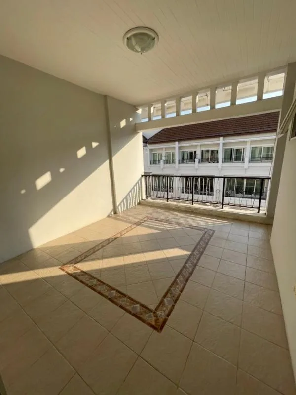 Baan Klang Krung Sathon - Charoenrat — photo 15