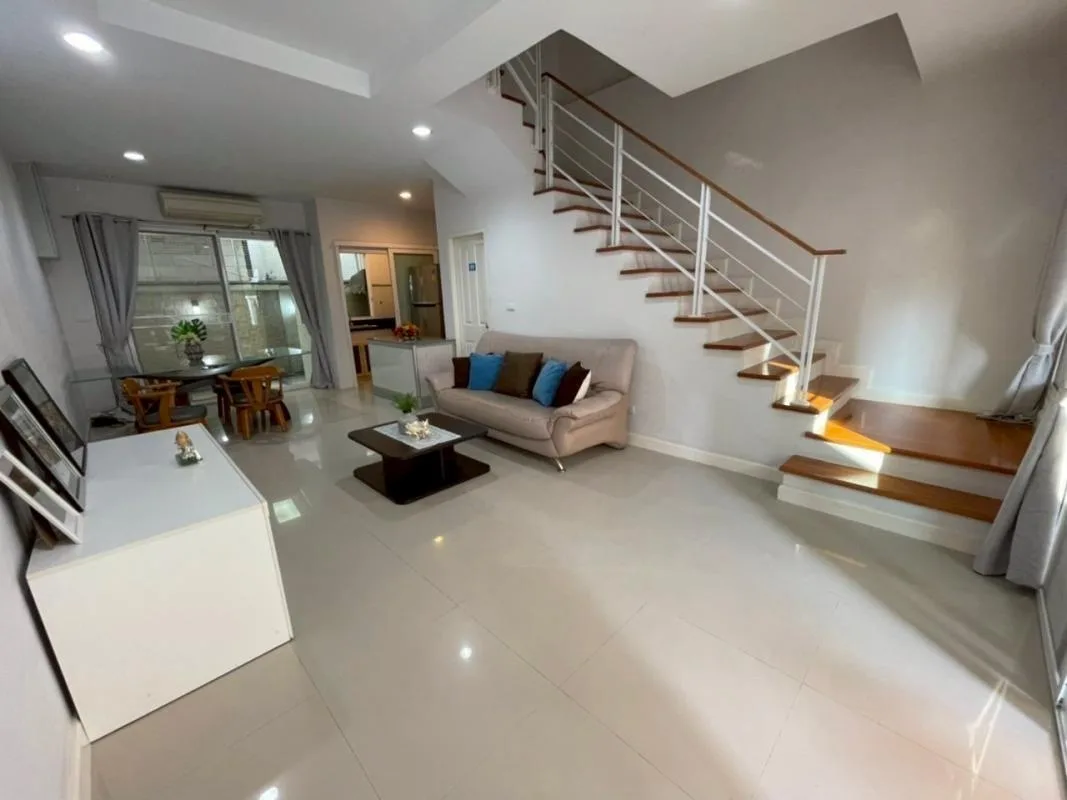 Baan Klang Krung Sathon - Charoenrat — photo 3