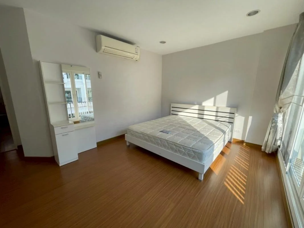 Baan Klang Krung Sathon - Charoenrat — photo 10