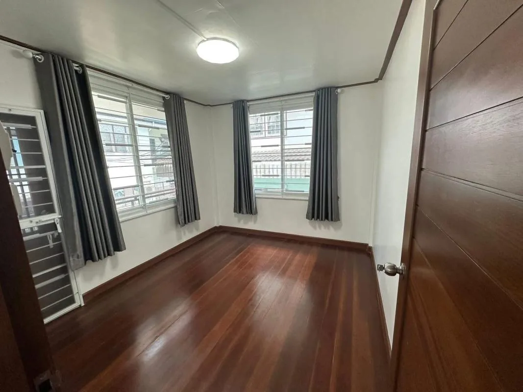 Single Home Soi Chaturathit 2 — photo 7