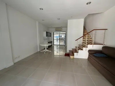 Baan Klang Muang Sathorn-Taksin 1