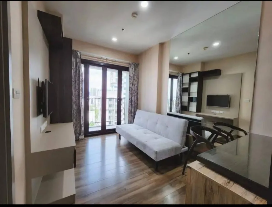 Teal Sathorn-taksin — photo 1
