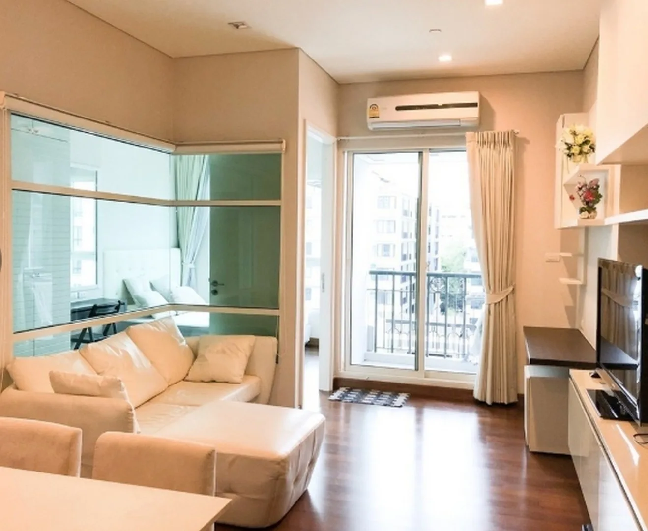 Ivy Thonglor — photo 1