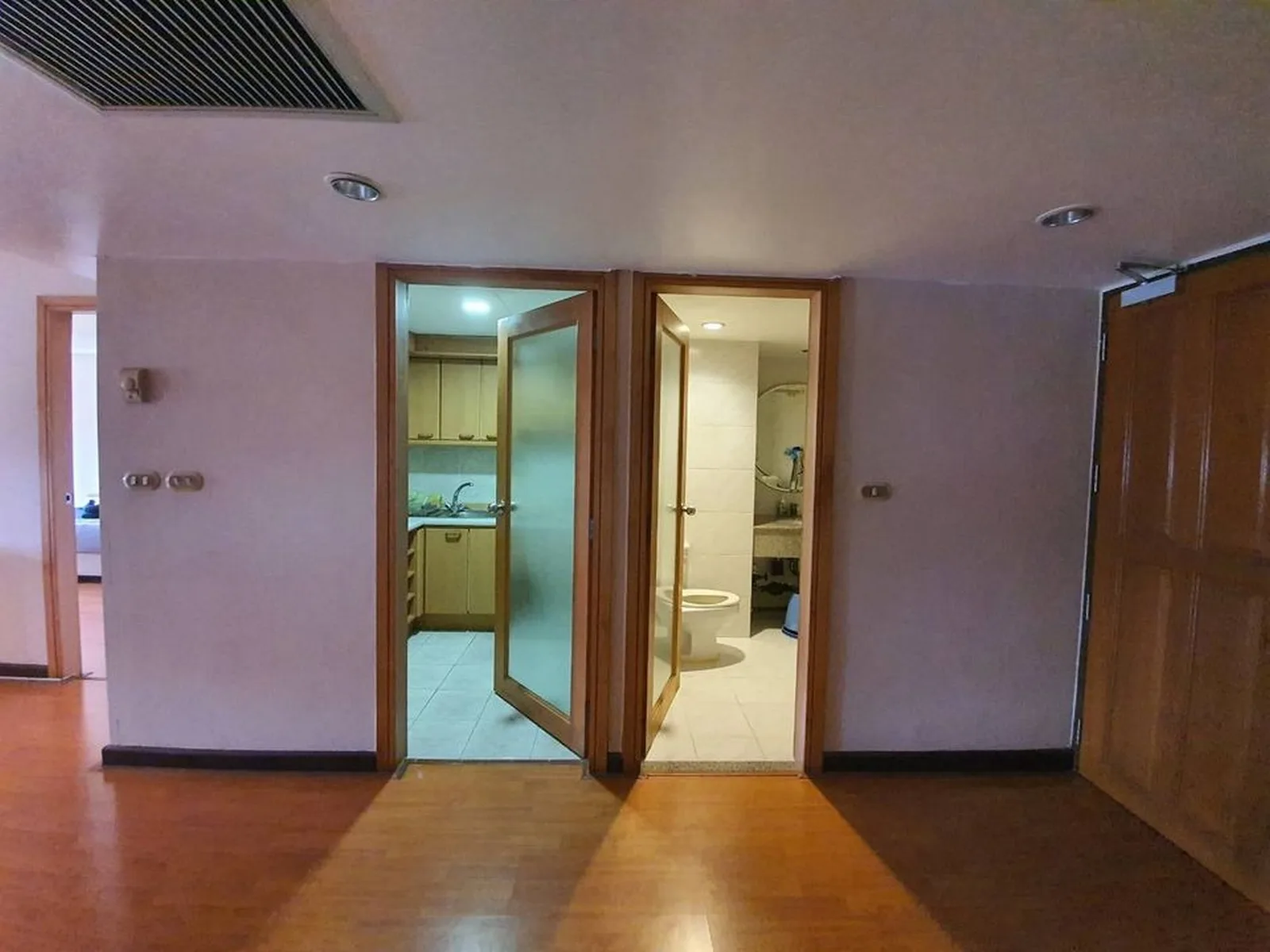 Omni Tower Sukhumvit Nana — photo 9