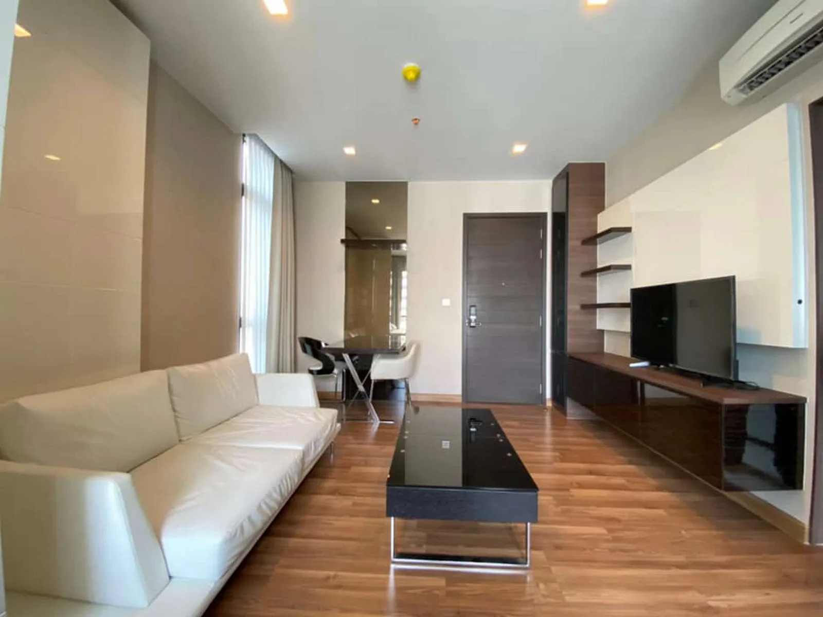 Ivy Ampio — photo 1