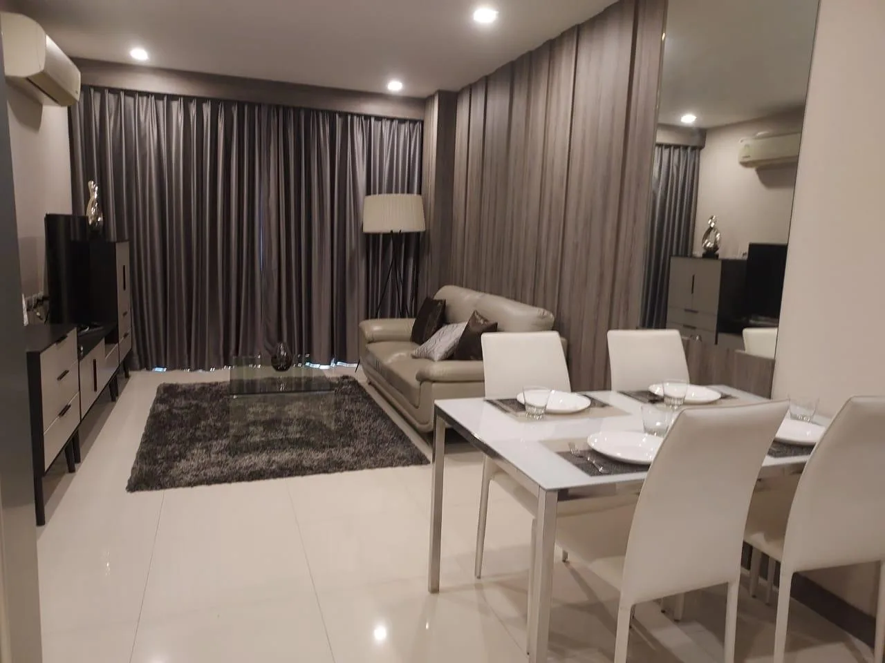 Trapezo Sukhumvit 16 — photo 1
