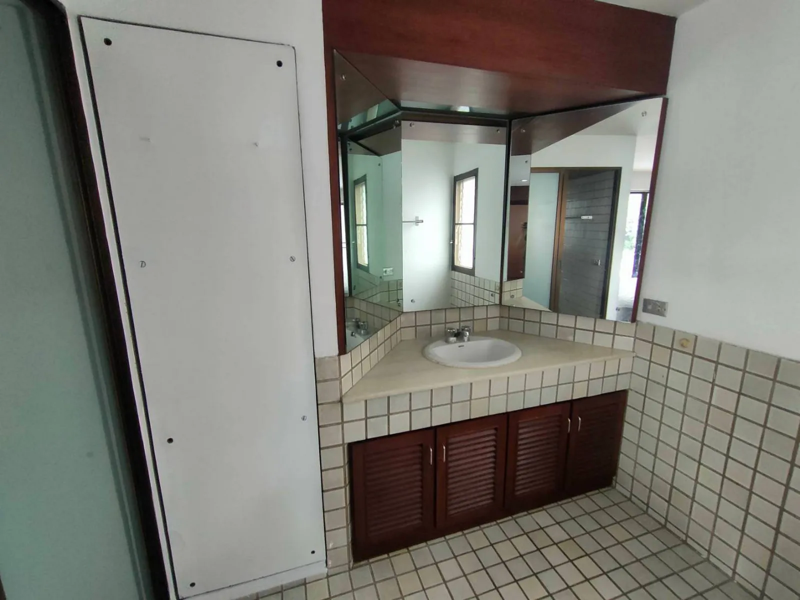 Sripat Court Apartment — photo 10