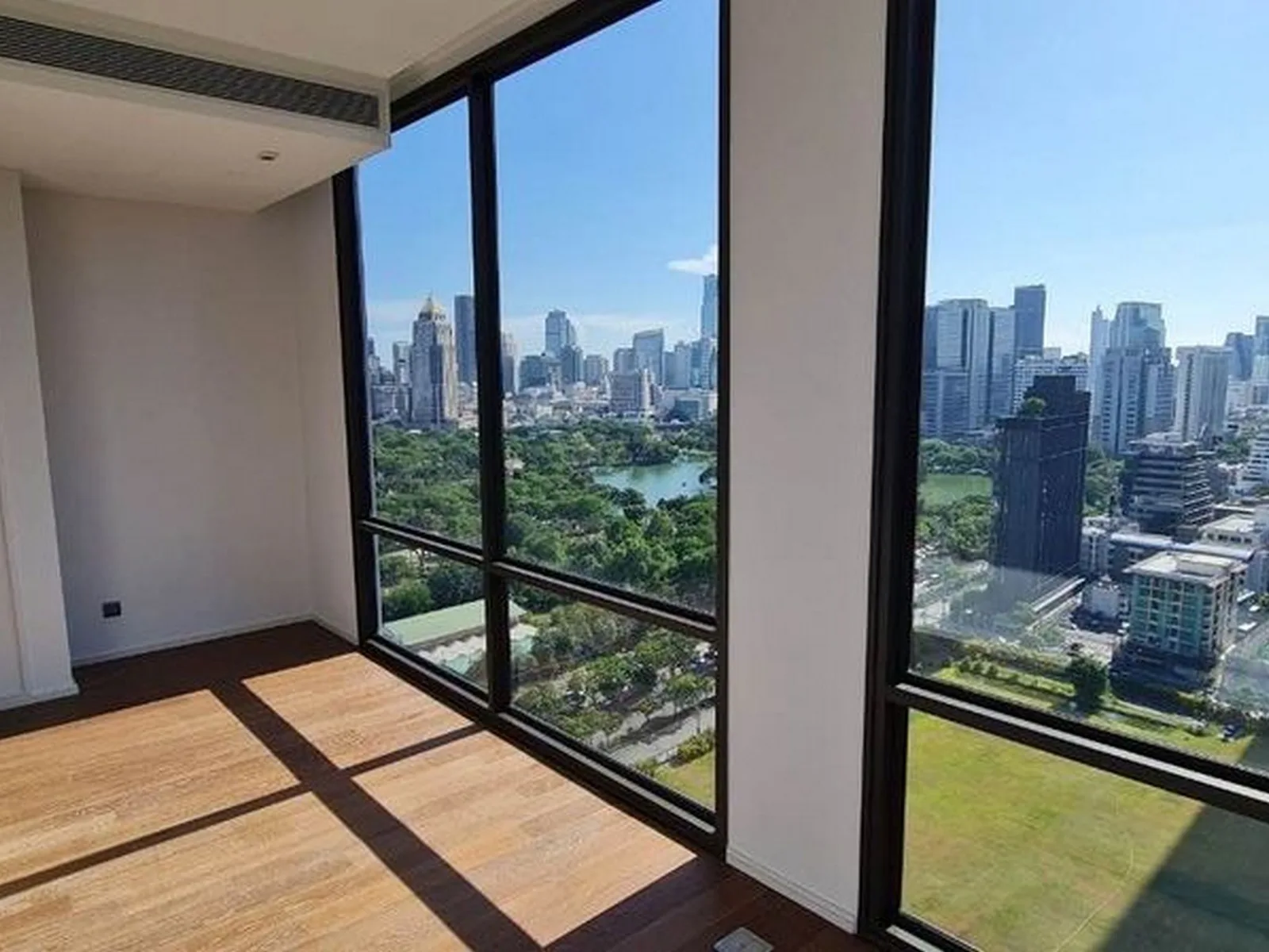 Muniq Langsuan — photo 1