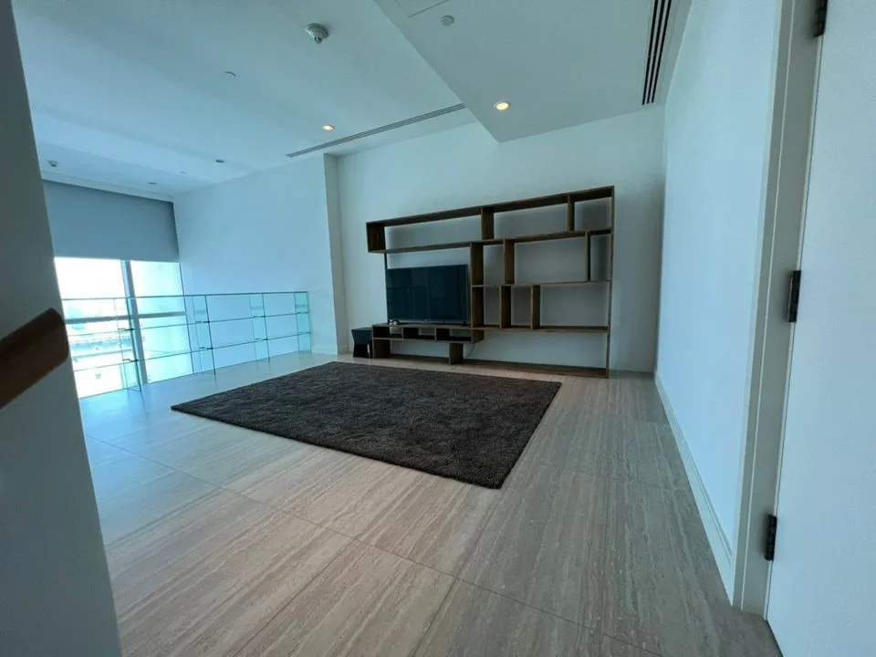185 Rajadamri — photo 1