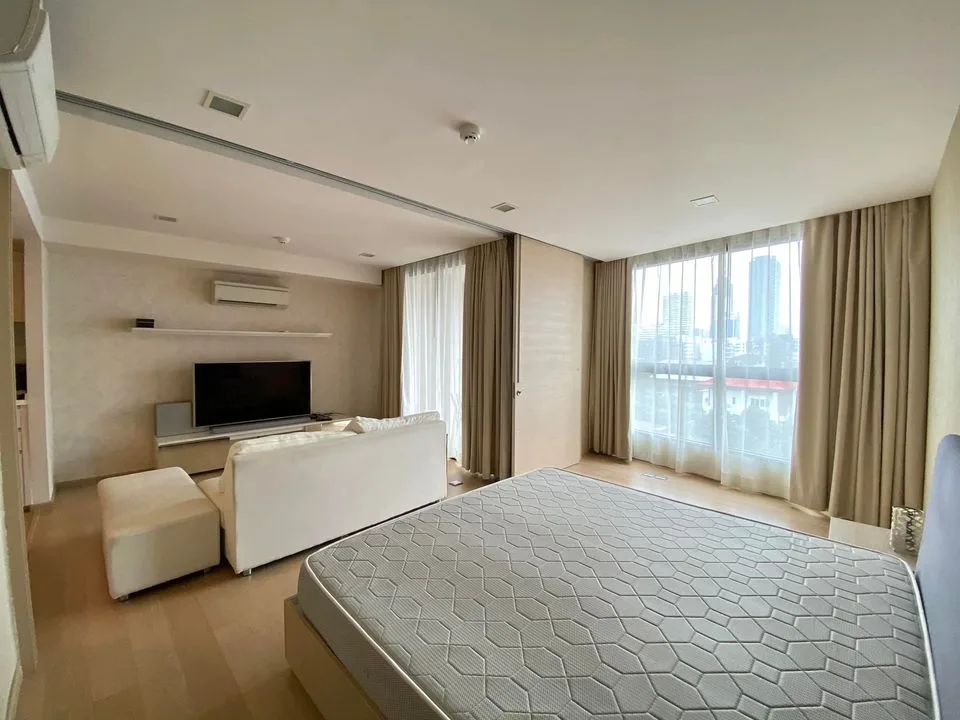 LIV@49 — photo 2