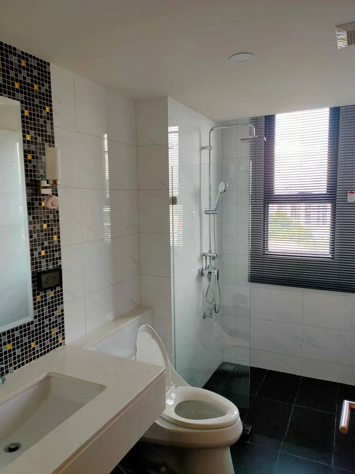 D'Rouvre Condominium — photo 8