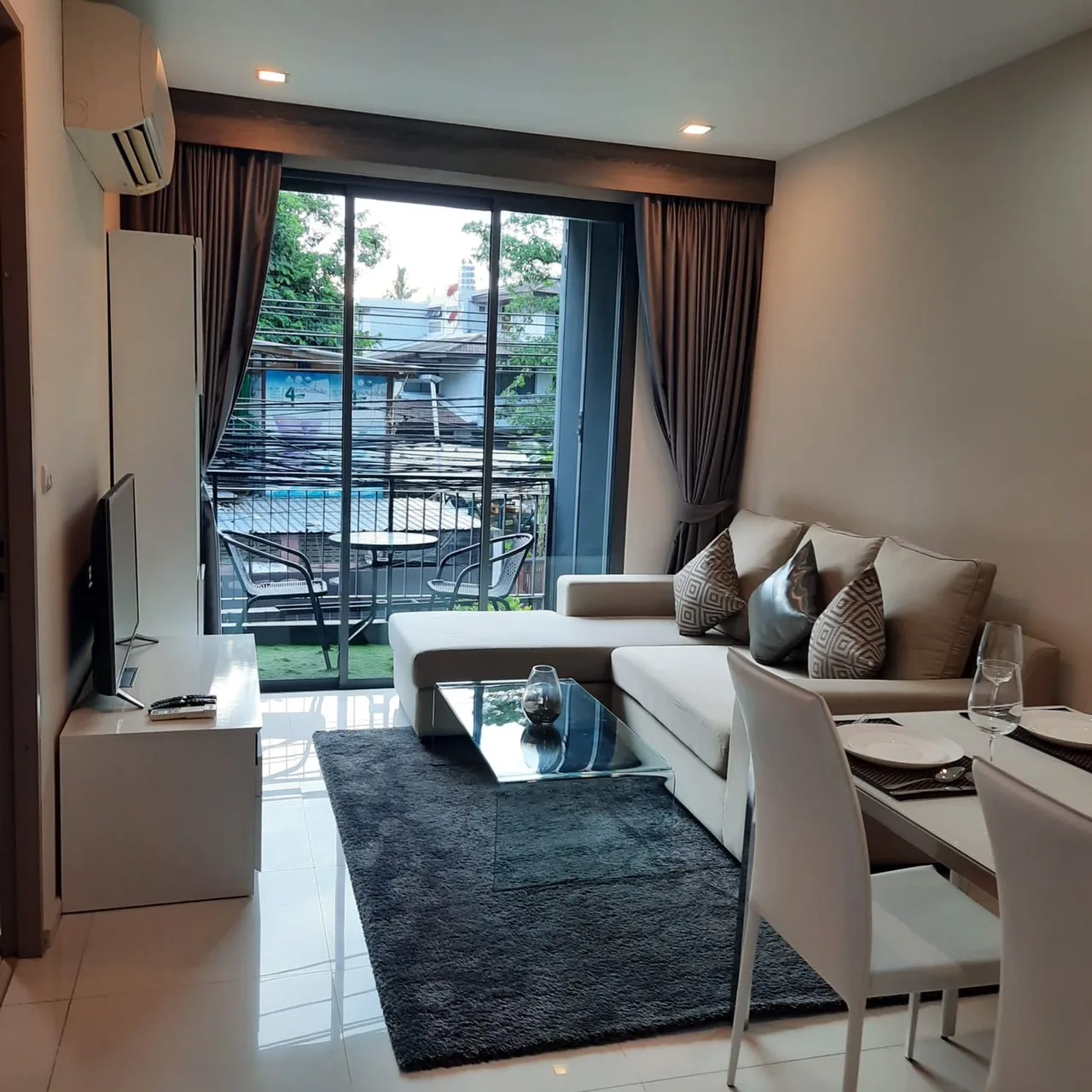 Trapezo Sukhumvit 16 — photo 2