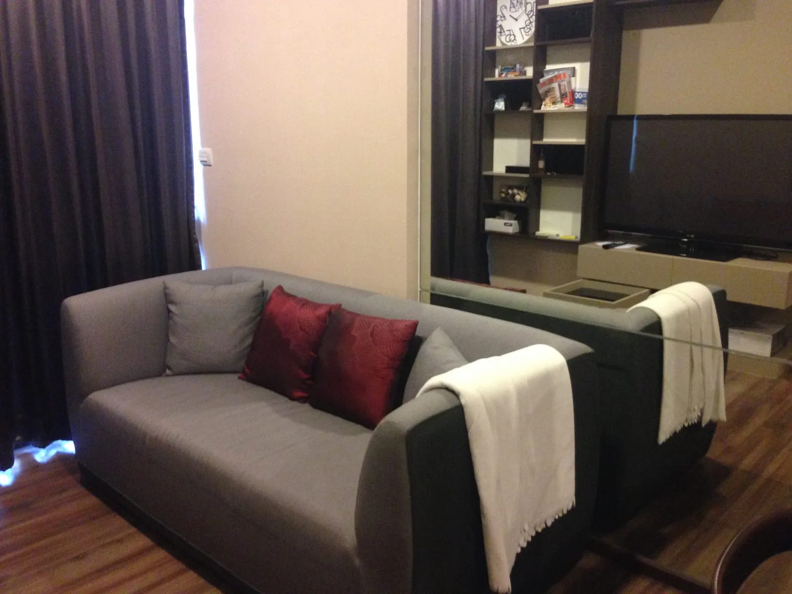 Teal Sathorn-taksin — photo 1
