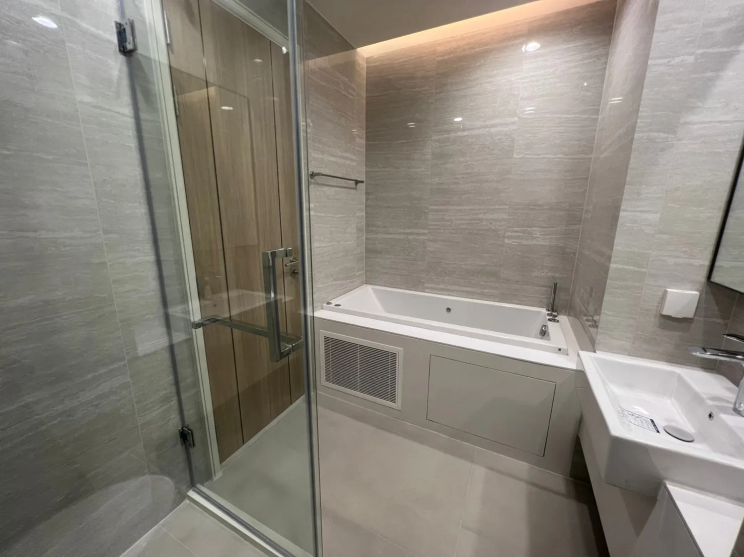 Anil Sathorn 12 — photo 11