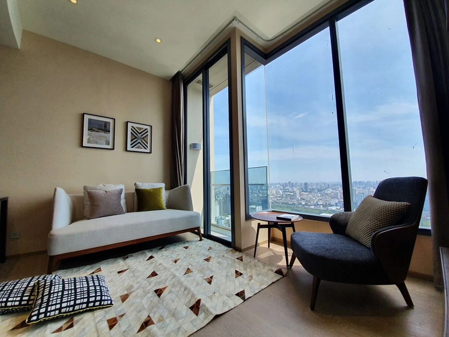 The Esse Asoke — photo 1