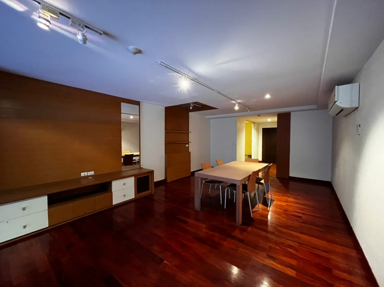 Urbana Sukhumvit 15 — photo 2
