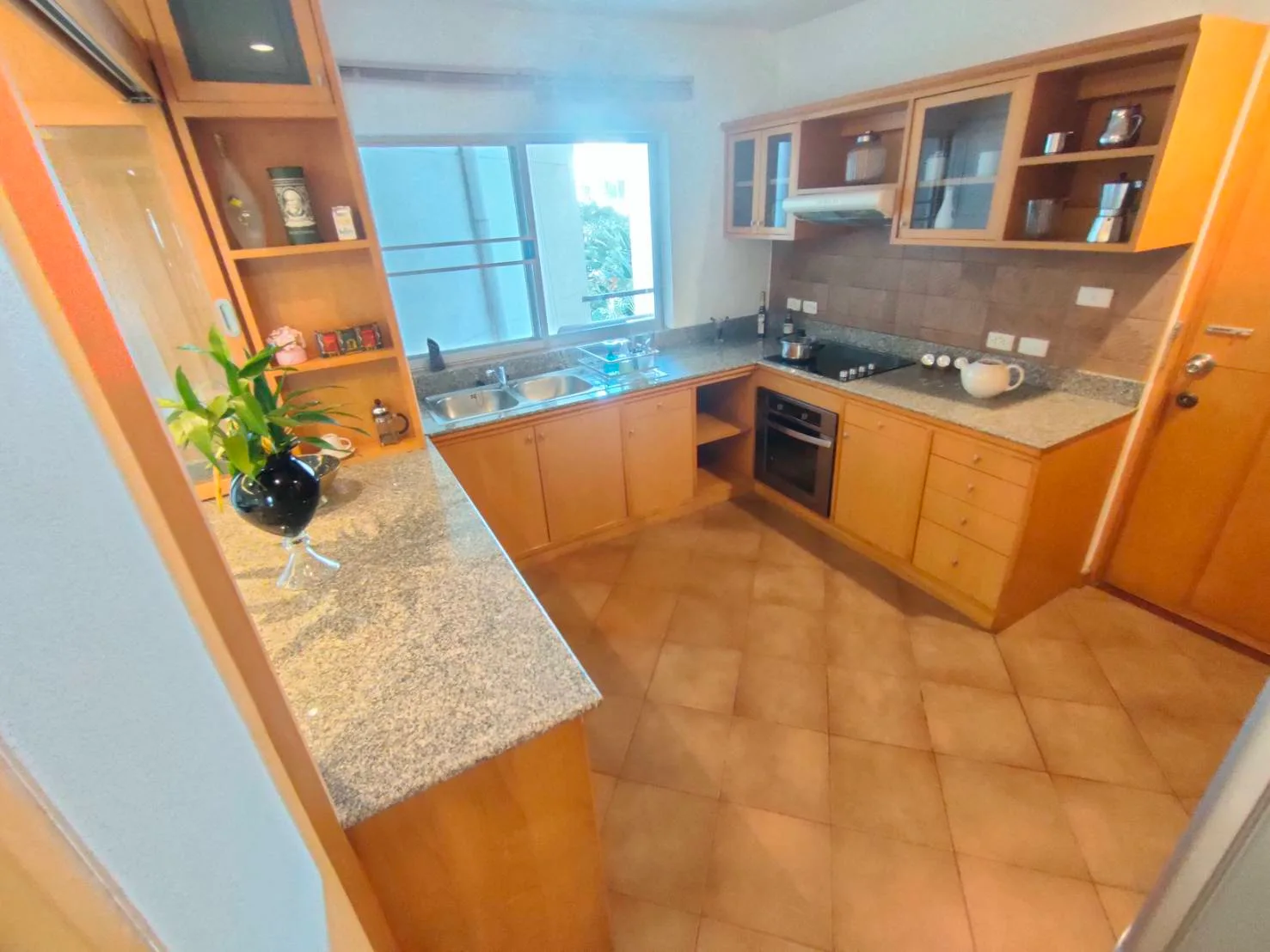 Esmeralda Apartments — photo 9