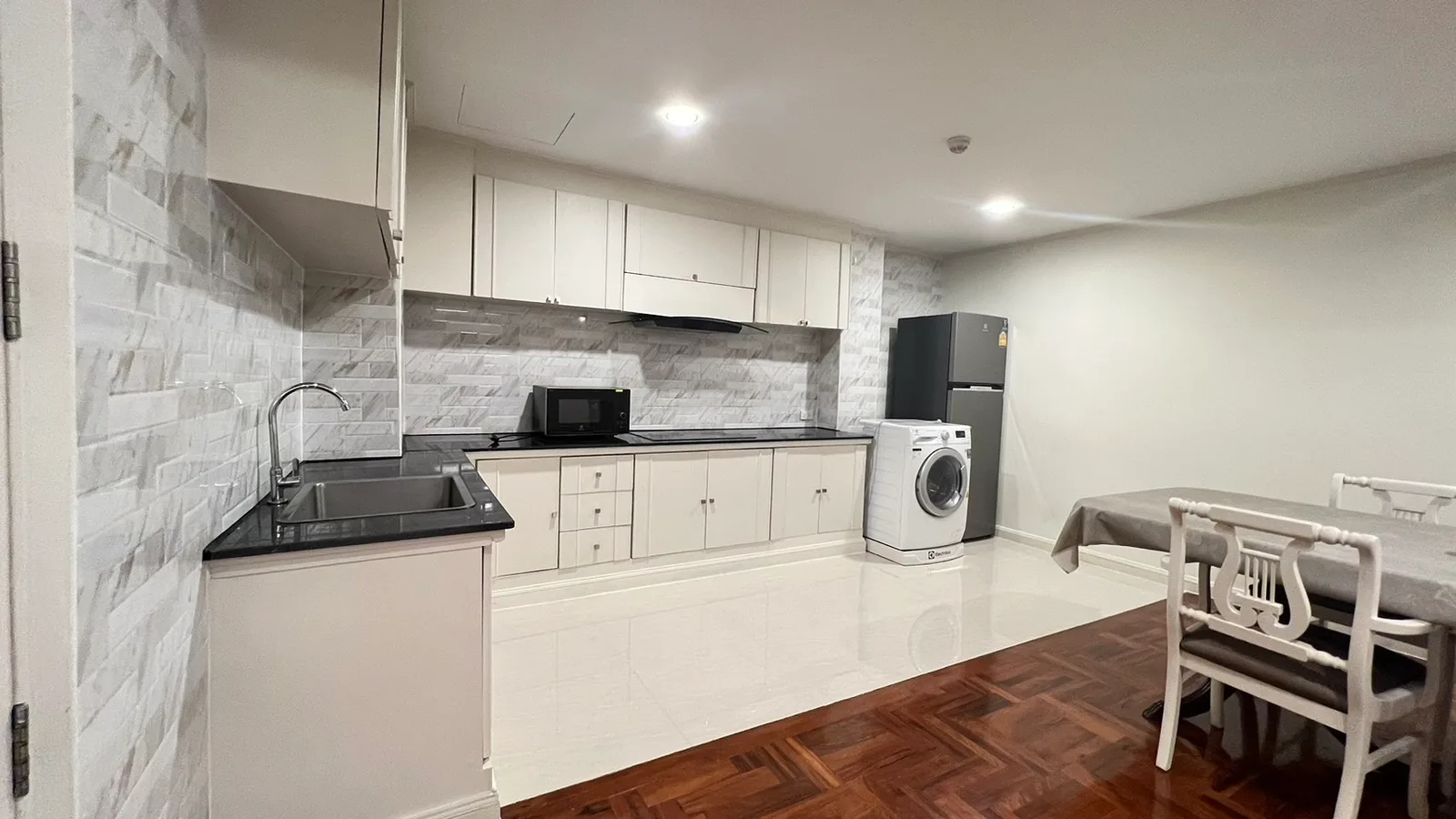 M Tower Apartment — photo 8