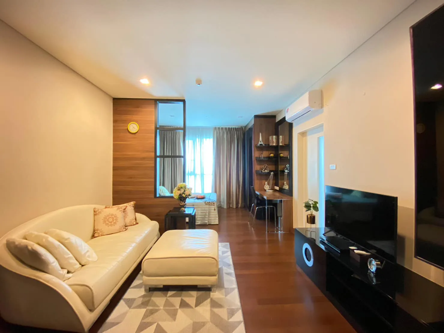 Ivy Thonglor — photo 1
